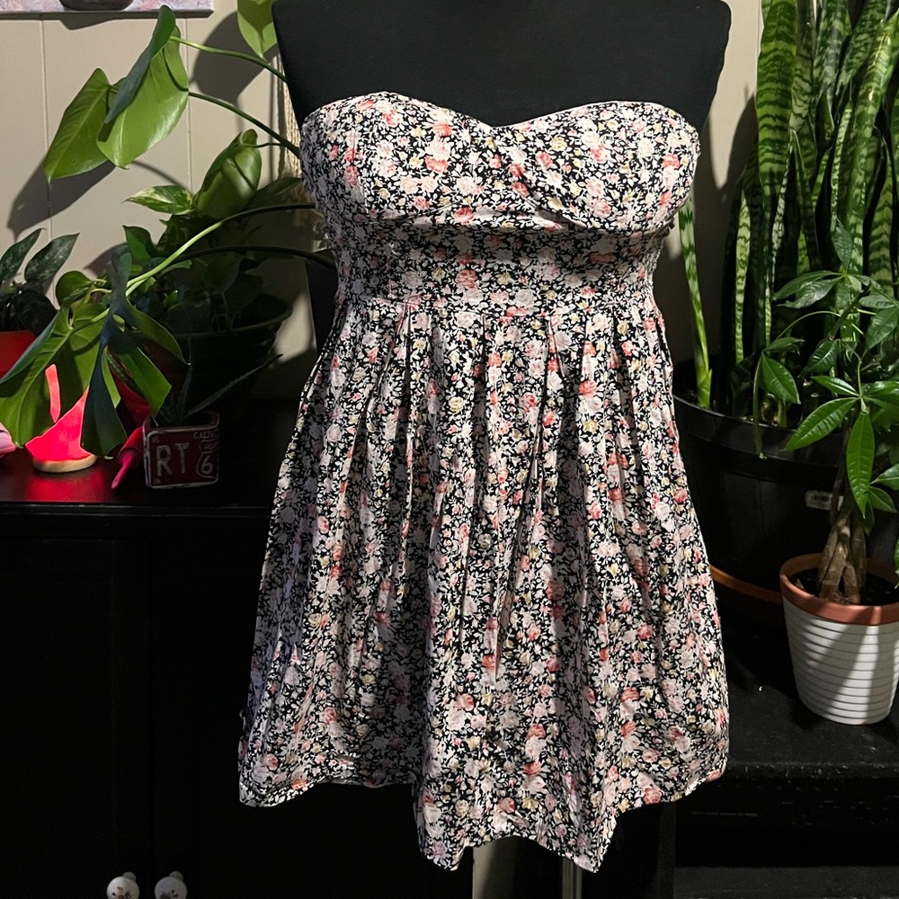 Feathers dress. Size medium